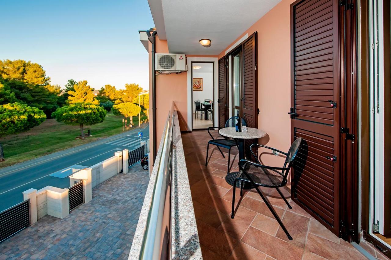 Apartments Centener ロヴィニ エクステリア 写真