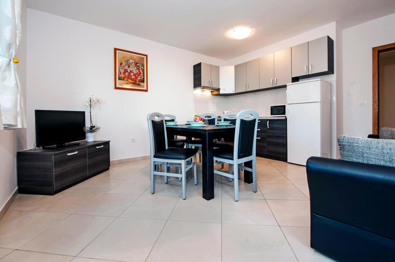 Apartments Centener ロヴィニ エクステリア 写真