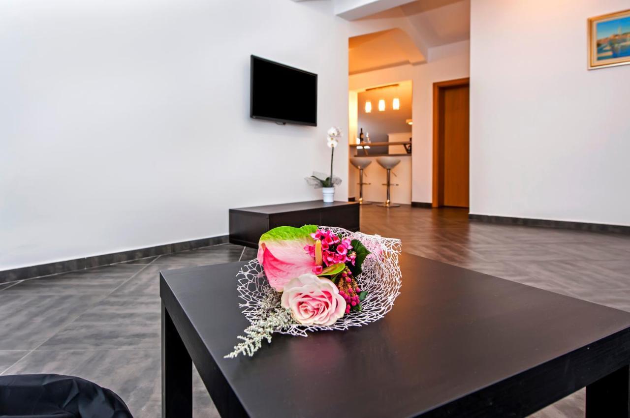 Apartments Centener ロヴィニ エクステリア 写真