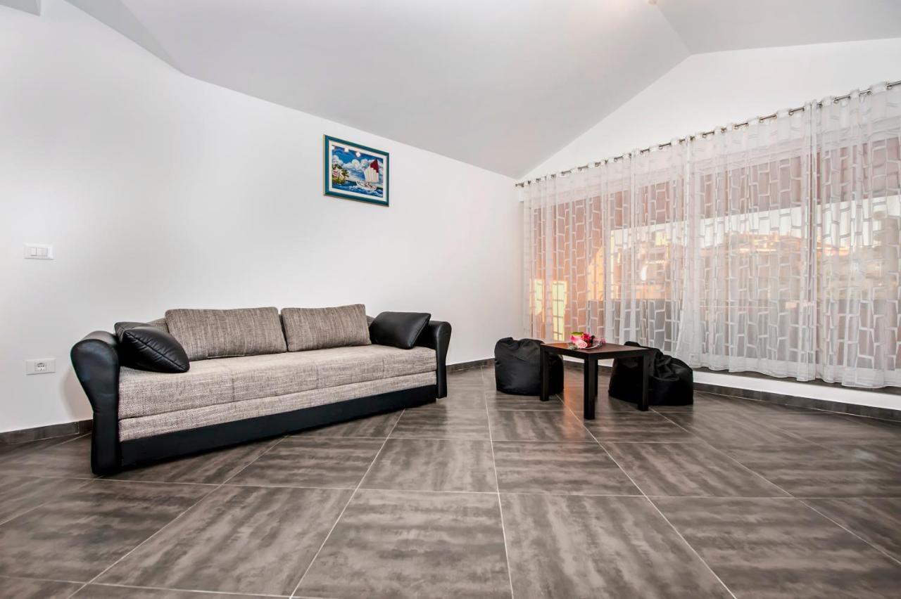 Apartments Centener ロヴィニ エクステリア 写真
