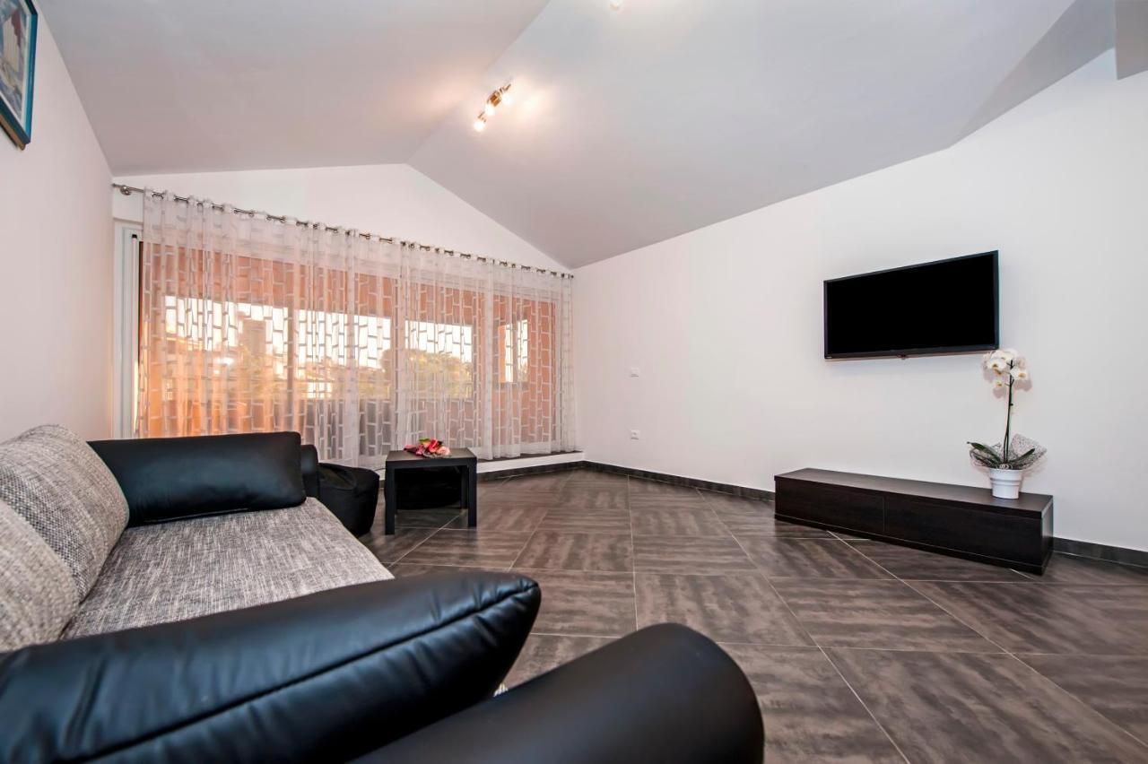 Apartments Centener ロヴィニ エクステリア 写真